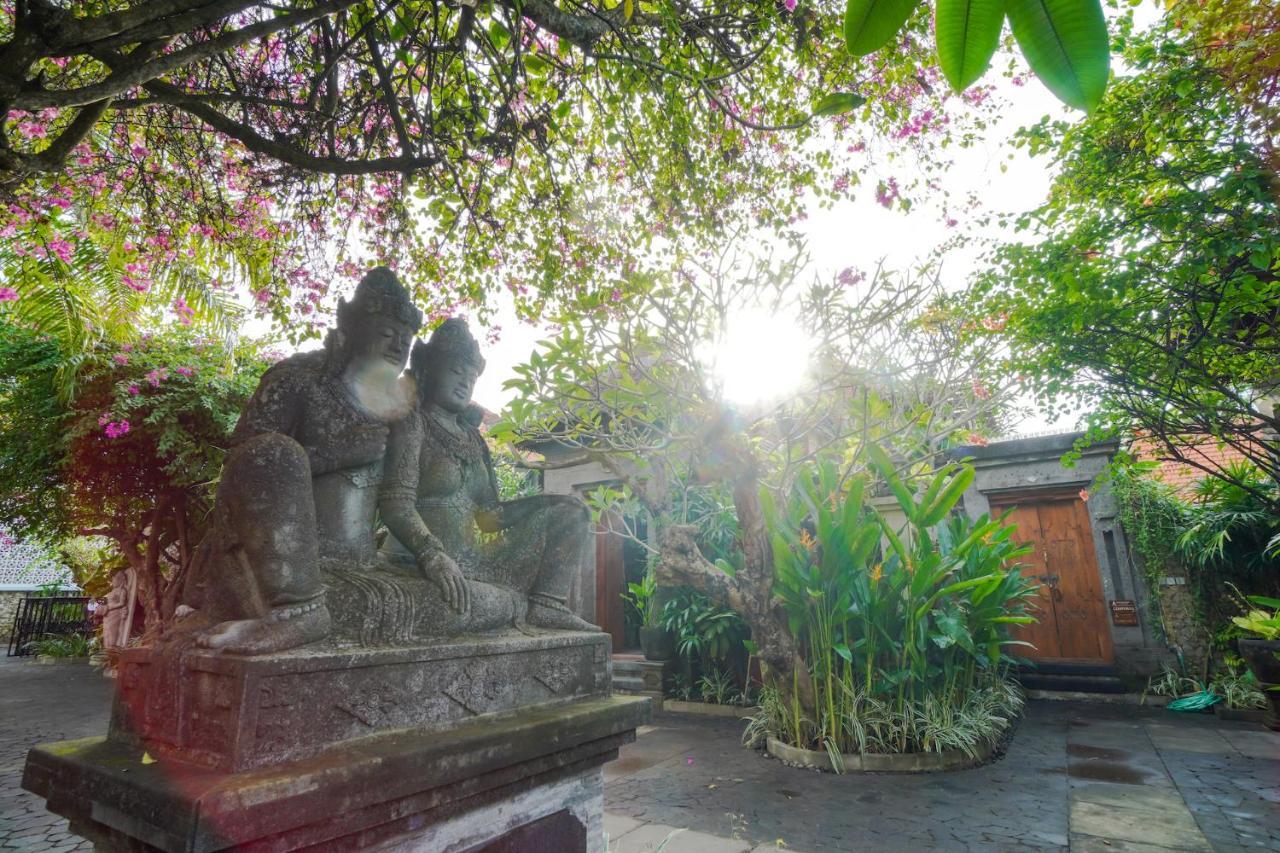 Villa Giri Bhagawan & *