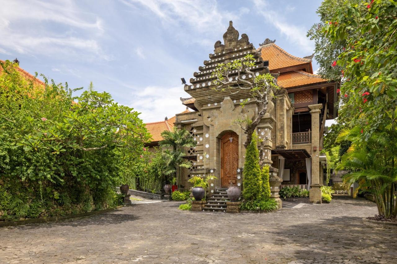 Villa Giri Bhagawan & *